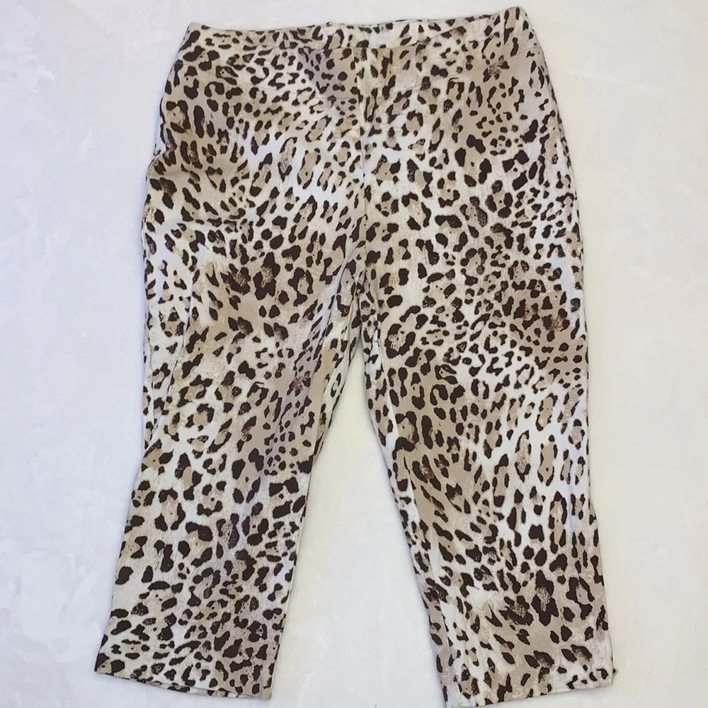 Chico’s 00 Brigitte Cheetah Slim Capri Pants Chico’s Size 00 (2)